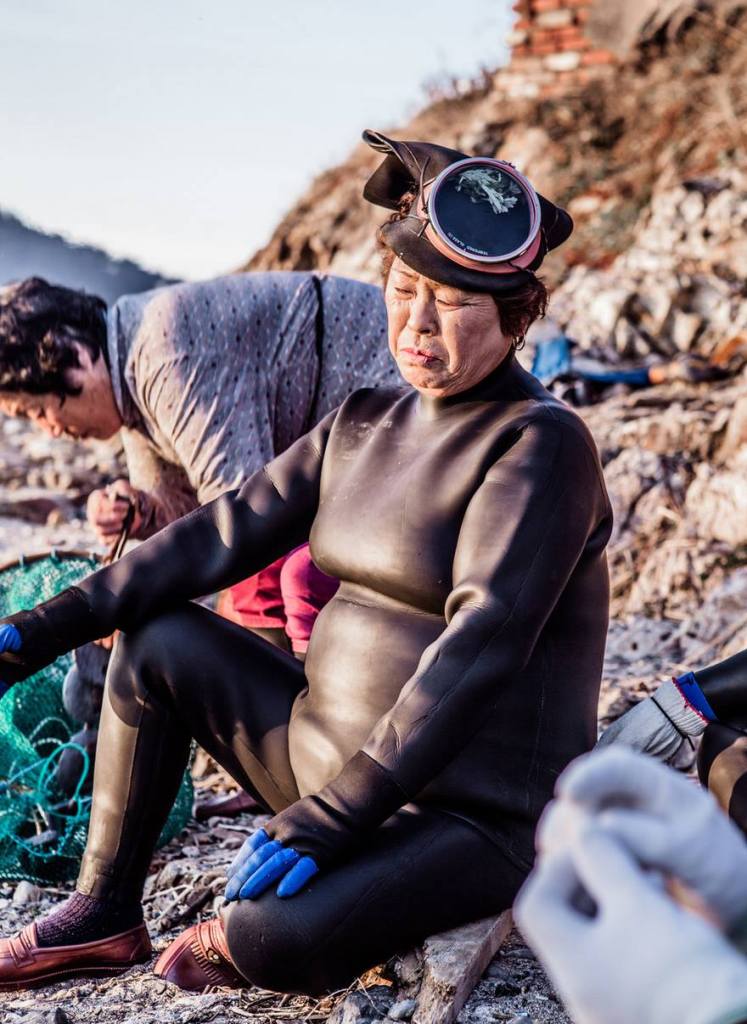 A fotógrafa Mijoo Kim decidiu documentar as Haenyeo, grupo de mulheres que mergulham a profundidades de até 65 pés (20 metros) no fundo do oceano, onde coletam abalones, pepinos do mar, ouriços e lulas. Muitas delas tem mais de 70 anos