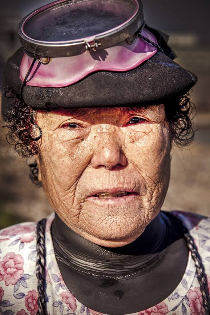 A fotógrafa Mijoo Kim decidiu documentar as Haenyeo, grupo de mulheres que mergulham a profundidades de até 65 pés (20 metros) no fundo do oceano, onde coletam abalones, pepinos do mar, ouriços e lulas. Muitas delas tem mais de 70 anos