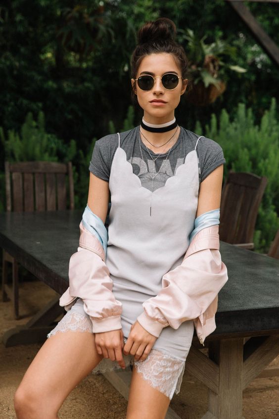 Camiseta básica, de banda, listrada... O importante é quebrar o romantismo do vestido de alcinhas com uma camiseta bem descolada. Pode ser de frio ou de calor, você é quem sabe!