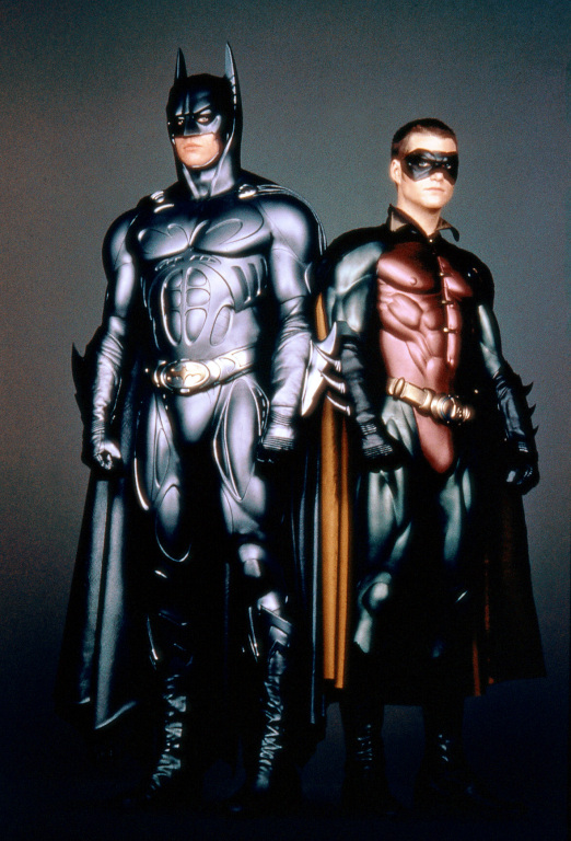 Val Kilmer sempre tratou bastante mal seus colegas de elenco e diretores. Não foi diferente em Batman Eternamente. Ele reclamava de tudo e não falava com Chris O'Donnell. Num belo dia, o diretor do filme conta que O'Donnell perdeu a paciência de vez e os dois partiram para uma briga com socos