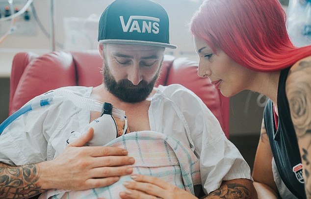 Agnes nasceu no dia 19 de novembro de 2015, quando sua mãe ainda estava na 27ª semana de gestação. Ela pesava 899 gramas e media apenas 34 centímetros. O peso dela chegou a diminuir para 700 gramas durante o processo