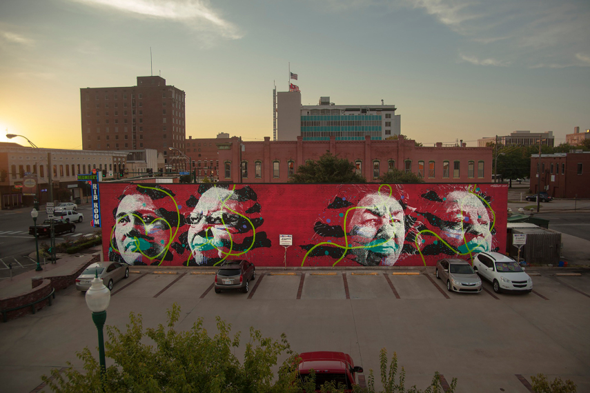 Ft. Smith é a segunda maior cidade de Arkansas, quase na divida som Oklahoma. A paisagem, antes tomada por fachadas antigas e prédios abandonados, ganhou cores e desenhos incríveis após a união de um coletivo de artistas chamado The Unexpected, um grupo ambicioso que se reuniu para revitalizar seu centro.  O coletivo fez uma força-tarefa para realizar mais de vinte obras espalhadas pela área. Escolas, muros, fachadas de lojas e prédios ganharam mosaicos coloridos, desenhos realistas e diversos desenhos incríveis. Boa parte dos artistas mobilizados fazem parte da Universidade de Arkansas, além de vários voluntários que se ofereceram para a execução das obras.