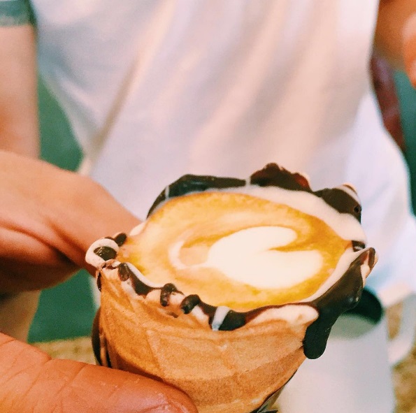 Dayne Levinrad é dono da The Grind Coffee Company em Joanesburgo, na África do Sul, e criou uma forma diferente de servir café para os seus clientes