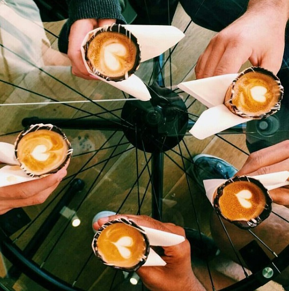 Dayne Levinrad é dono da The Grind Coffee Company em Joanesburgo, na África do Sul, e criou uma forma diferente de servir café para os seus clientes