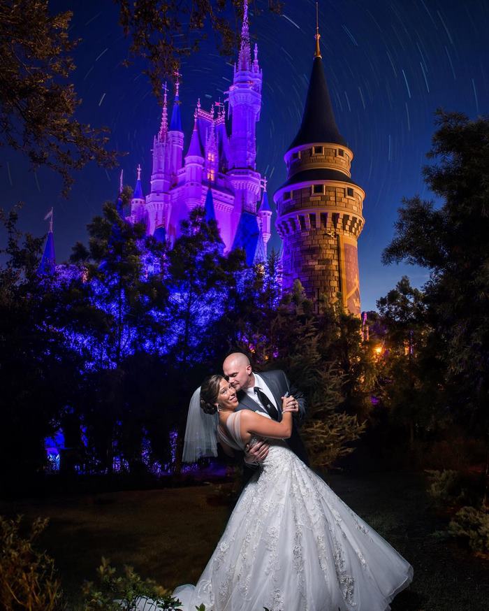 A possibilidade de se casar na Disney já está disponível faz algum tempo, mas só recentemente eles anunciaram a experiência noturna no Magic Kingdom. Tudo começa às 23h, quando não há mais turistas no parque. Os pacotes começam a partir de US$ 180 mil (R$ 571 mil)