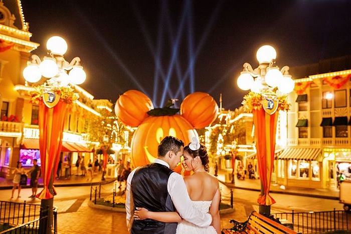 A possibilidade de se casar na Disney já está disponível faz algum tempo, mas só recentemente eles anunciaram a experiência noturna no Magic Kingdom. Tudo começa às 23h, quando não há mais turistas no parque. Os pacotes começam a partir de US$ 180 mil (R$ 571 mil)