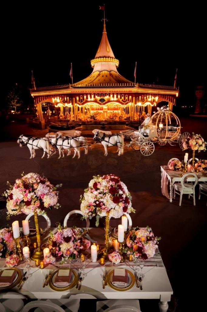 A possibilidade de se casar na Disney já está disponível faz algum tempo, mas só recentemente eles anunciaram a experiência noturna no Magic Kingdom. Tudo começa às 23h, quando não há mais turistas no parque. Os pacotes começam a partir de US$ 180 mil (R$ 571 mil)