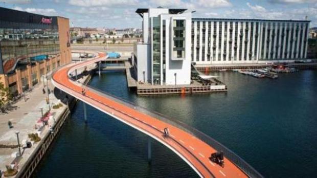 Copenhagen tem uma ciclovia suspensa chamada Cykelslange que liga a ponte Dybbølsbro a ponte Bryggebro