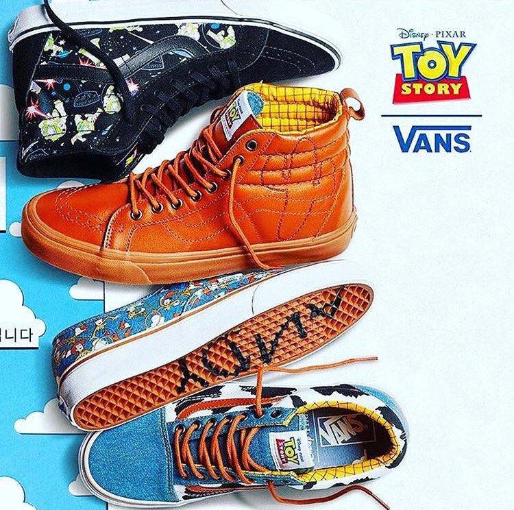 Vans e Disney Pixar finalmente confirmaram uma colaboração que vem sendo especulada há algum tempo nas redes sociais. A famosa marca de tênis mostrou divulgou um breve vídeo mostrando uma linha de calçados inspirados na animação Toy Story. No trecho, é possível ver duas características marcantes: o solado tradicional da Vans e a palavra 