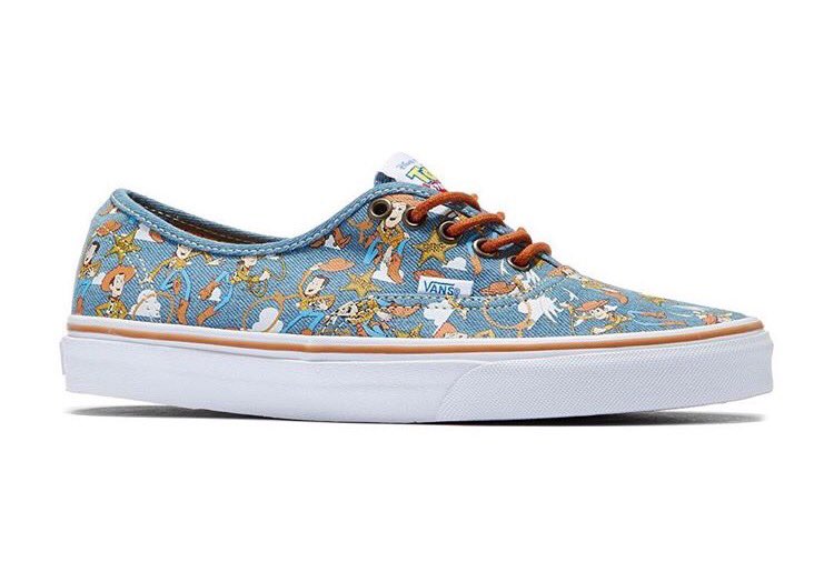 Vans e Disney Pixar finalmente confirmaram uma colaboração que vem sendo especulada há algum tempo nas redes sociais. A famosa marca de tênis mostrou divulgou um breve vídeo mostrando uma linha de calçados inspirados na animação Toy Story. No trecho, é possível ver duas características marcantes: o solado tradicional da Vans e a palavra 