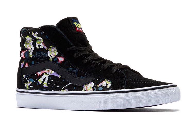 Vans e Disney Pixar finalmente confirmaram uma colaboração que vem sendo especulada há algum tempo nas redes sociais. A famosa marca de tênis mostrou divulgou um breve vídeo mostrando uma linha de calçados inspirados na animação Toy Story. No trecho, é possível ver duas características marcantes: o solado tradicional da Vans e a palavra
