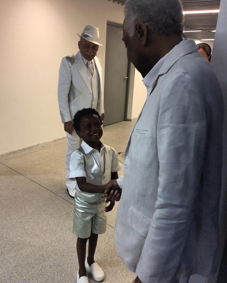 Cumprimentando o pequeno Tawan antes de entrarmos no gramado do Maracanã