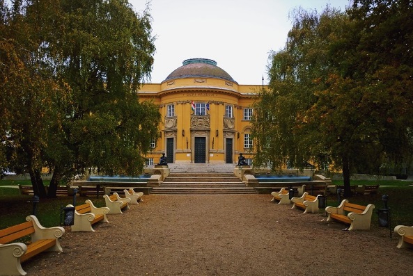 Escondida atrás de Budapeste está Debrecen, a segunda maior cidade do país e o centro do baixo-custo da Hungria. Agora, a cidade tem voos que ligam o local a sete países e está completamente aberta a visitantes internacionais. Decebren é cheia de história, mas também tem influências modernas nas artes e até na arte de rua, com os festivais de verão