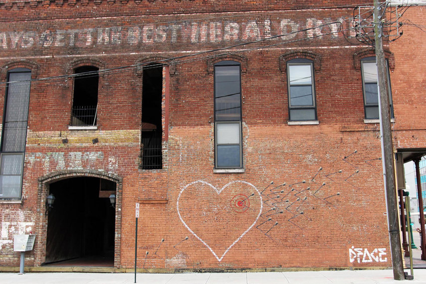 Ft. Smith é a segunda maior cidade de Arkansas, quase na divida som Oklahoma. A paisagem, antes tomada por fachadas antigas e prédios abandonados, ganhou cores e desenhos incríveis após a união de um coletivo de artistas chamado The Unexpected, um grupo ambicioso que se reuniu para revitalizar seu centro.  O coletivo fez uma força-tarefa para realizar mais de vinte obras espalhadas pela área. Escolas, muros, fachadas de lojas e prédios ganharam mosaicos coloridos, desenhos realistas e diversos desenhos incríveis. Boa parte dos artistas mobilizados fazem parte da Universidade de Arkansas, além de vários voluntários que se ofereceram para a execução das obras.