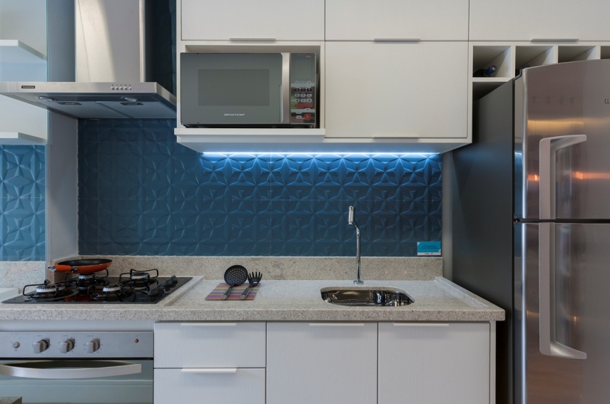 Um casal e dois filhos queria um apartamento moderno e colorido. A solução foi aproveitar o espaço reduzido com espelhos, prateleiras e iluminação estratégica. Além disso, a explosão de cores tomou conta dos detalhes, enquanto a base continuo clean.