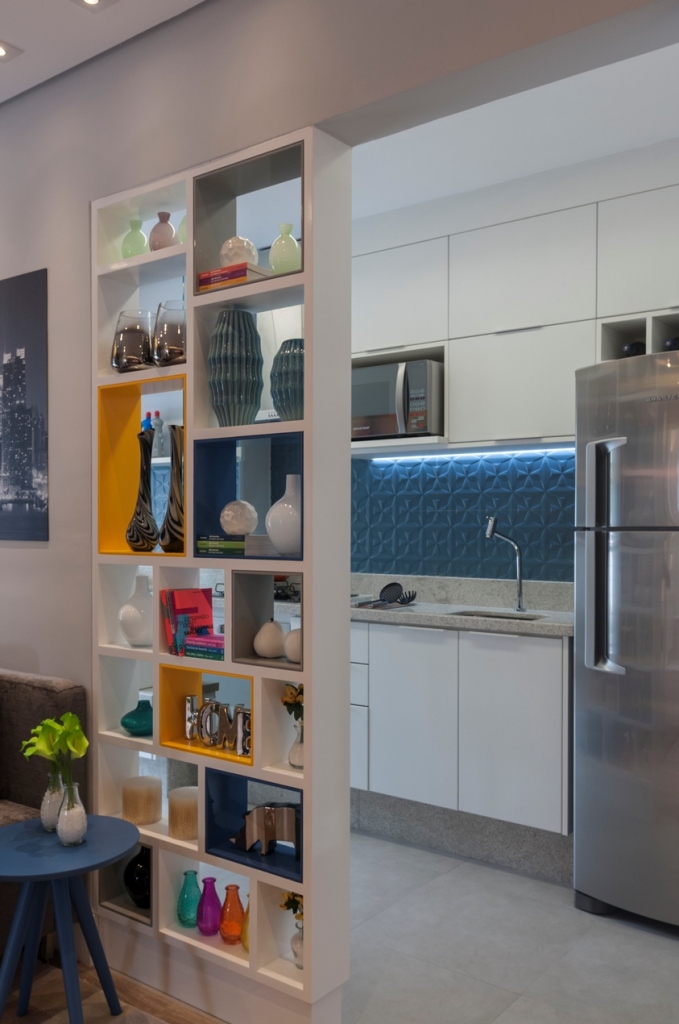 Um casal e dois filhos queria um apartamento moderno e colorido. A solução foi aproveitar o espaço reduzido com espelhos, prateleiras e iluminação estratégica. Além disso, a explosão de cores tomou conta dos detalhes, enquanto a base continuo clean.