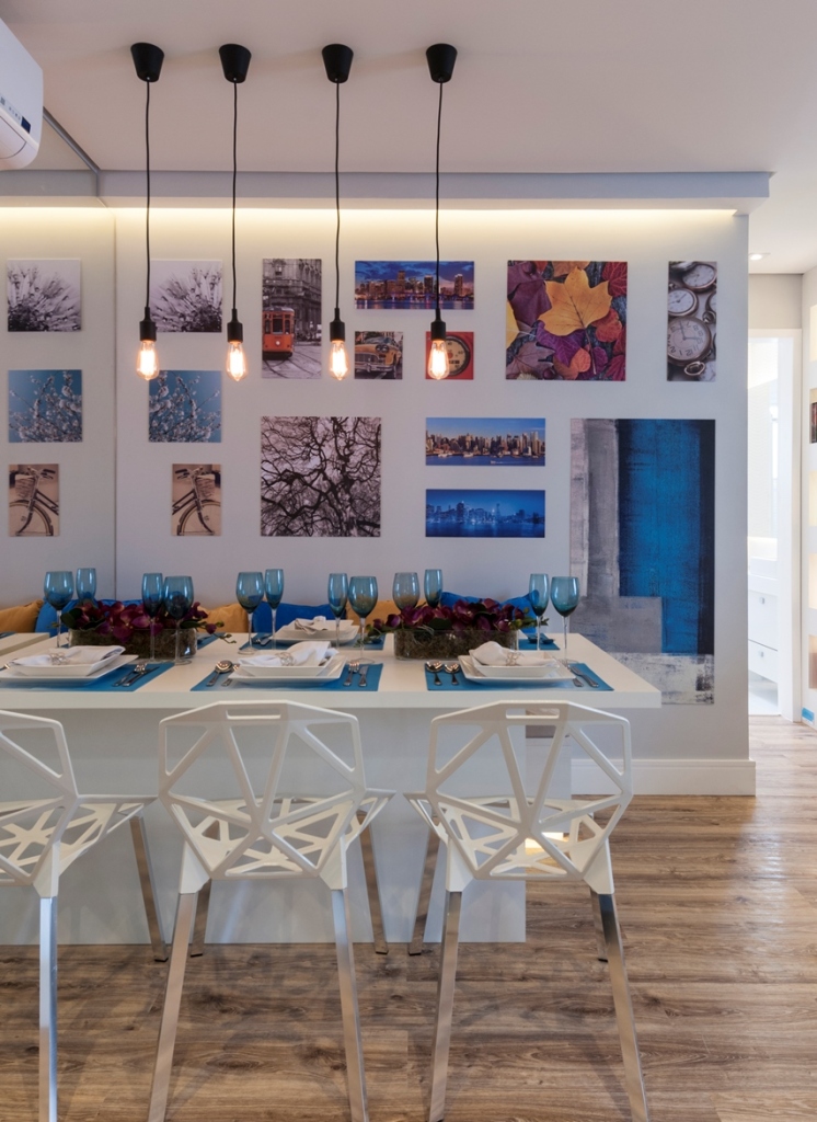 Um casal e dois filhos queria um apartamento moderno e colorido. A solução foi aproveitar o espaço reduzido com espelhos, prateleiras e iluminação estratégica. Além disso, a explosão de cores tomou conta dos detalhes, enquanto a base continuo clean.