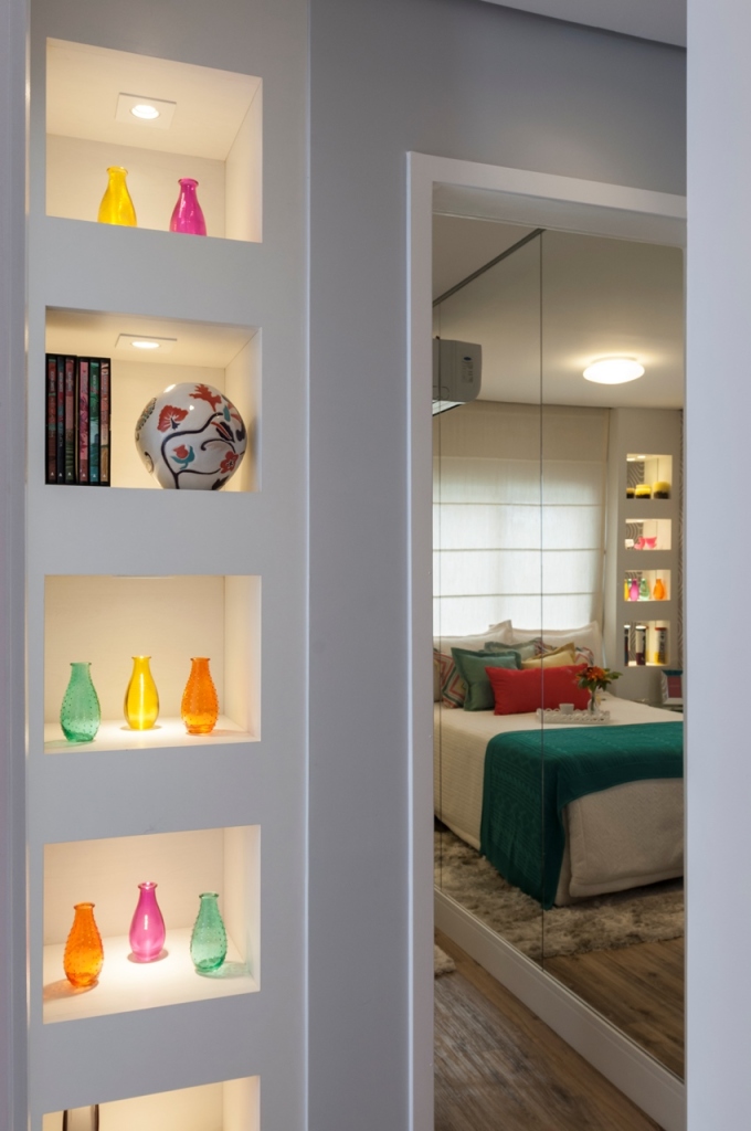 Um casal e dois filhos queria um apartamento moderno e colorido. A solução foi aproveitar o espaço reduzido com espelhos, prateleiras e iluminação estratégica. Além disso, a explosão de cores tomou conta dos detalhes, enquanto a base continuo clean.