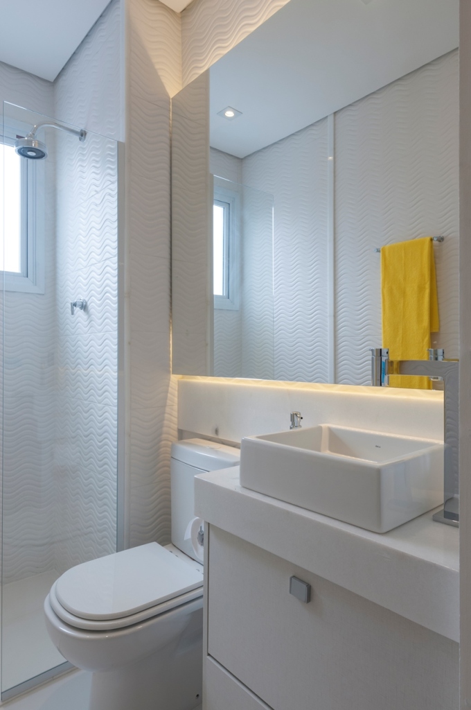 Um casal e dois filhos queria um apartamento moderno e colorido. A solução foi aproveitar o espaço reduzido com espelhos, prateleiras e iluminação estratégica. Além disso, a explosão de cores tomou conta dos detalhes, enquanto a base continuo clean.