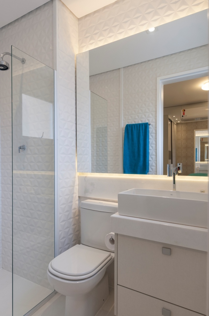 Um casal e dois filhos queria um apartamento moderno e colorido. A solução foi aproveitar o espaço reduzido com espelhos, prateleiras e iluminação estratégica. Além disso, a explosão de cores tomou conta dos detalhes, enquanto a base continuo clean.