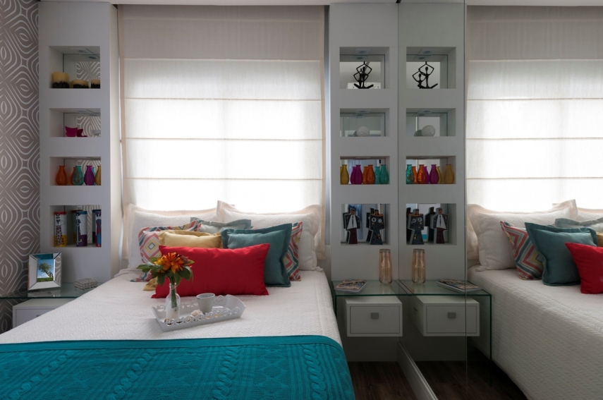 Um casal e dois filhos queria um apartamento moderno e colorido. A solução foi aproveitar o espaço reduzido com espelhos, prateleiras e iluminação estratégica. Além disso, a explosão de cores tomou conta dos detalhes, enquanto a base continuo clean.