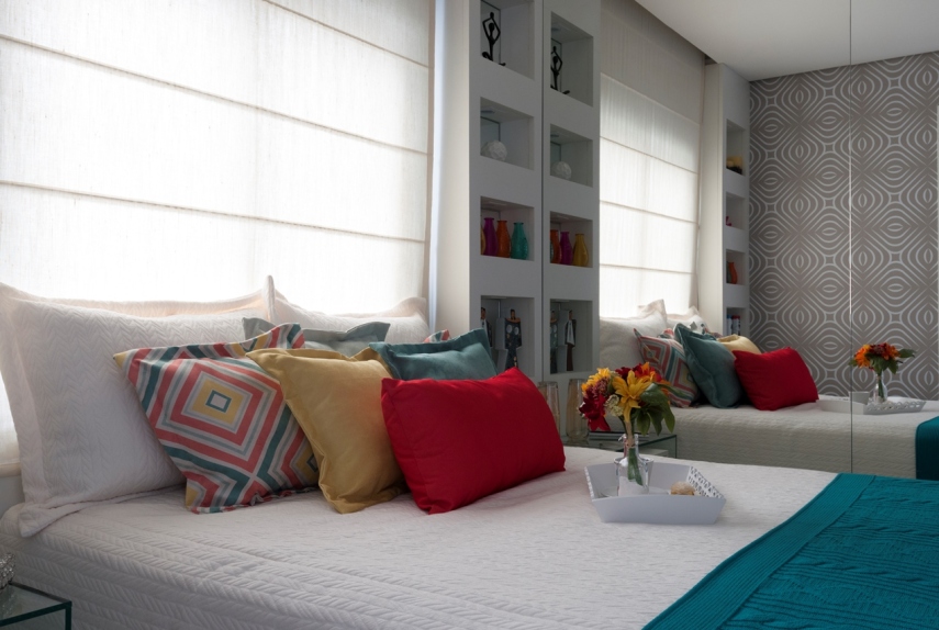 Um casal e dois filhos queria um apartamento moderno e colorido. A solução foi aproveitar o espaço reduzido com espelhos, prateleiras e iluminação estratégica. Além disso, a explosão de cores tomou conta dos detalhes, enquanto a base continuo clean.