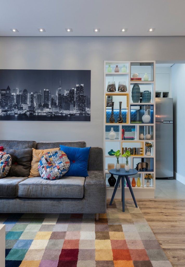 Um casal e dois filhos queria um apartamento moderno e colorido. A solução foi aproveitar o espaço reduzido com espelhos, prateleiras e iluminação estratégica. Além disso, a explosão de cores tomou conta dos detalhes, enquanto a base continuo clean.
