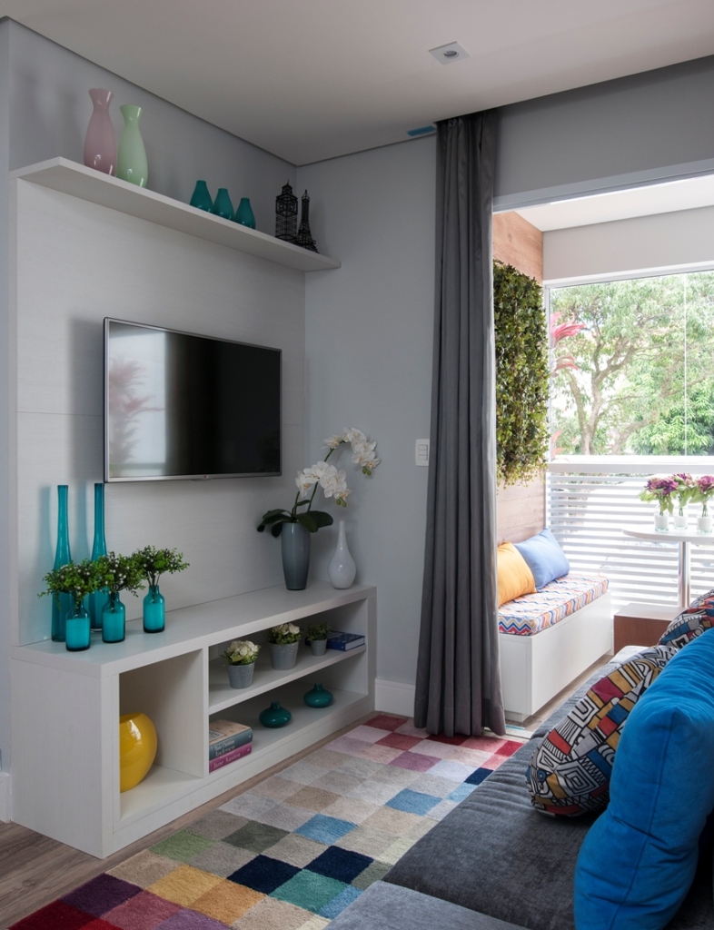 Um casal e dois filhos queria um apartamento moderno e colorido. A solução foi aproveitar o espaço reduzido com espelhos, prateleiras e iluminação estratégica. Além disso, a explosão de cores tomou conta dos detalhes, enquanto a base continuo clean.