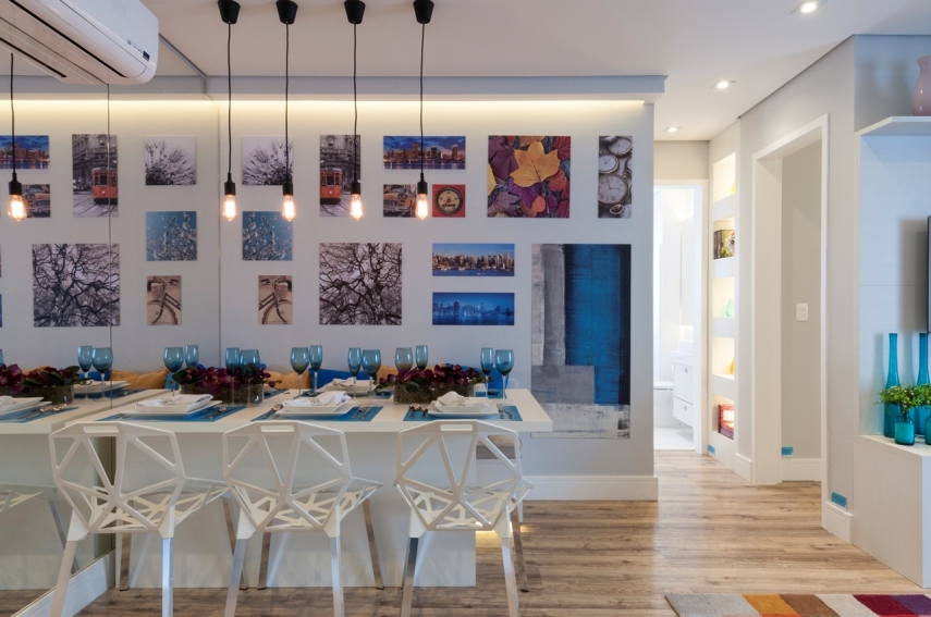 Um casal e dois filhos queria um apartamento moderno e colorido. A solução foi aproveitar o espaço reduzido com espelhos, prateleiras e iluminação estratégica. Além disso, a explosão de cores tomou conta dos detalhes, enquanto a base continuo clean.