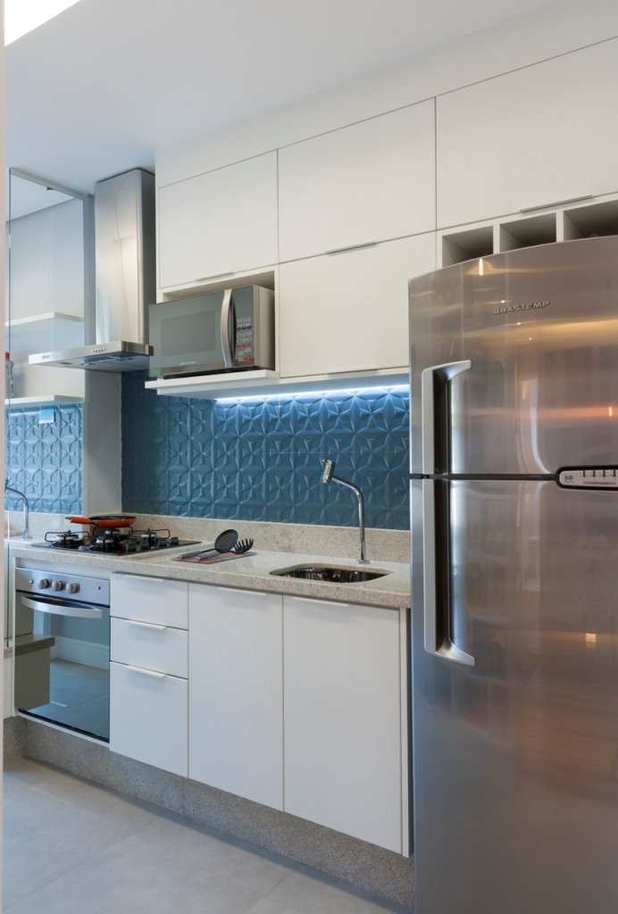 Um casal e dois filhos queria um apartamento moderno e colorido. A solução foi aproveitar o espaço reduzido com espelhos, prateleiras e iluminação estratégica. Além disso, a explosão de cores tomou conta dos detalhes, enquanto a base continuo clean.