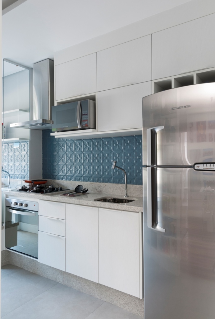 Um casal e dois filhos queria um apartamento moderno e colorido. A solução foi aproveitar o espaço reduzido com espelhos, prateleiras e iluminação estratégica. Além disso, a explosão de cores tomou conta dos detalhes, enquanto a base continuo clean.