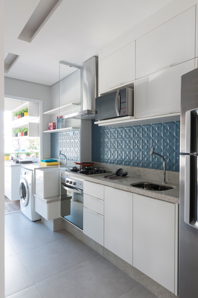 Um casal e dois filhos queria um apartamento moderno e colorido. A solução foi aproveitar o espaço reduzido com espelhos, prateleiras e iluminação estratégica. Além disso, a explosão de cores tomou conta dos detalhes, enquanto a base continuo clean.