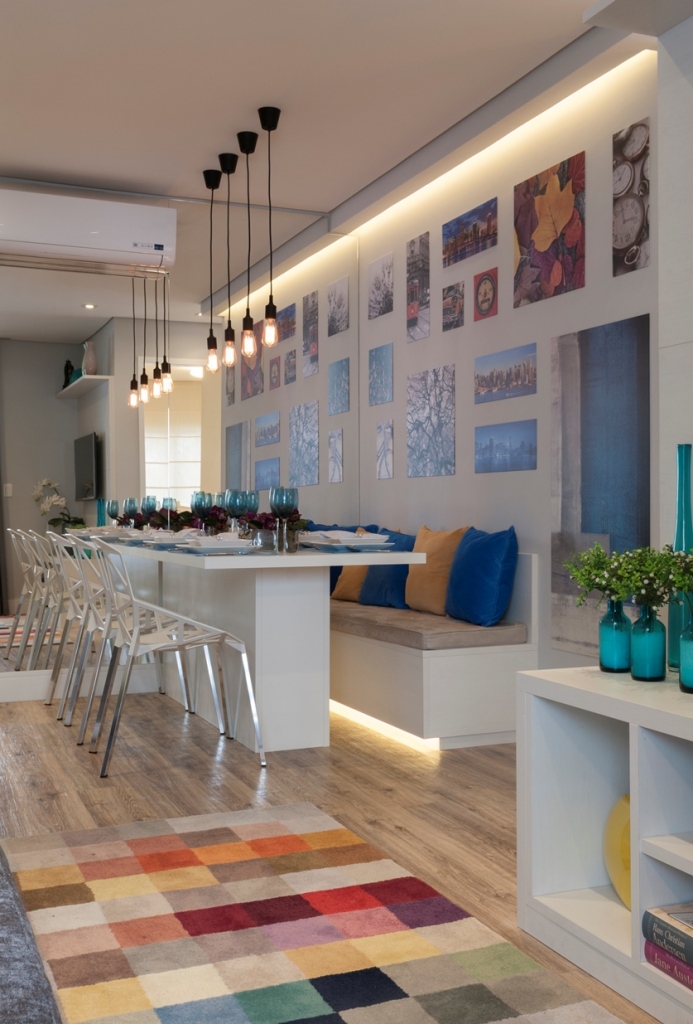 Um casal e dois filhos queria um apartamento moderno e colorido. A solução foi aproveitar o espaço reduzido com espelhos, prateleiras e iluminação estratégica. Além disso, a explosão de cores tomou conta dos detalhes, enquanto a base continuo clean.