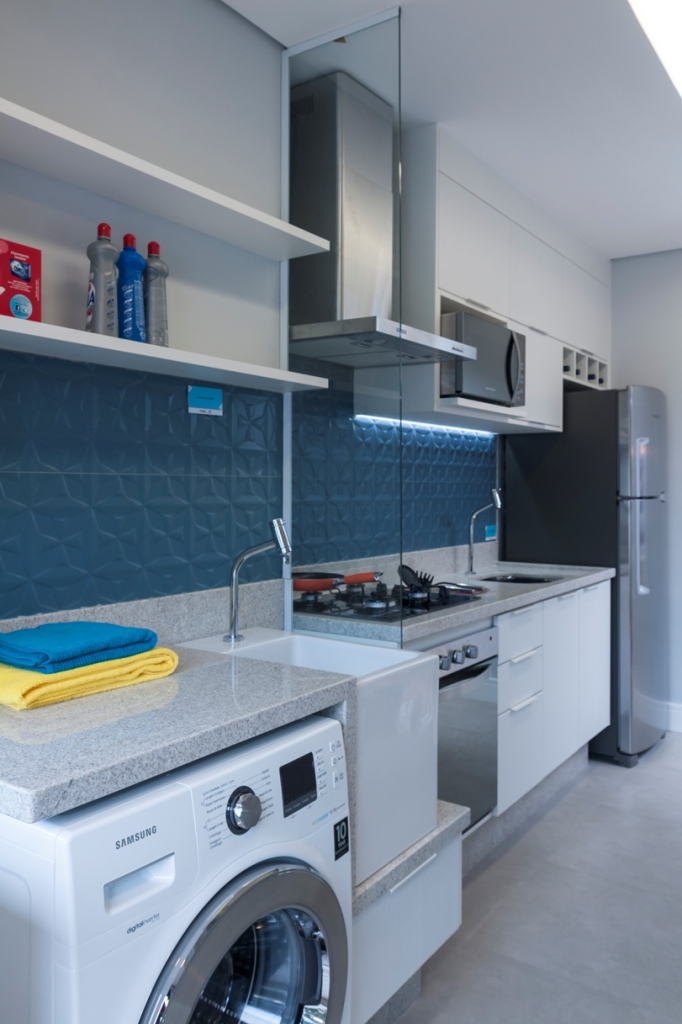 Um casal e dois filhos queria um apartamento moderno e colorido. A solução foi aproveitar o espaço reduzido com espelhos, prateleiras e iluminação estratégica. Além disso, a explosão de cores tomou conta dos detalhes, enquanto a base continuo clean.