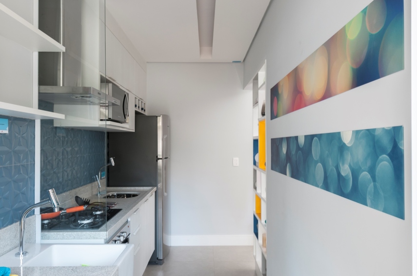 Um casal e dois filhos queria um apartamento moderno e colorido. A solução foi aproveitar o espaço reduzido com espelhos, prateleiras e iluminação estratégica. Além disso, a explosão de cores tomou conta dos detalhes, enquanto a base continuo clean.