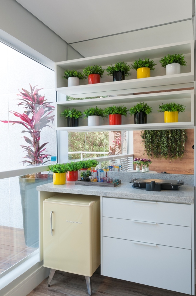 Um casal e dois filhos queria um apartamento moderno e colorido. A solução foi aproveitar o espaço reduzido com espelhos, prateleiras e iluminação estratégica. Além disso, a explosão de cores tomou conta dos detalhes, enquanto a base continuo clean.