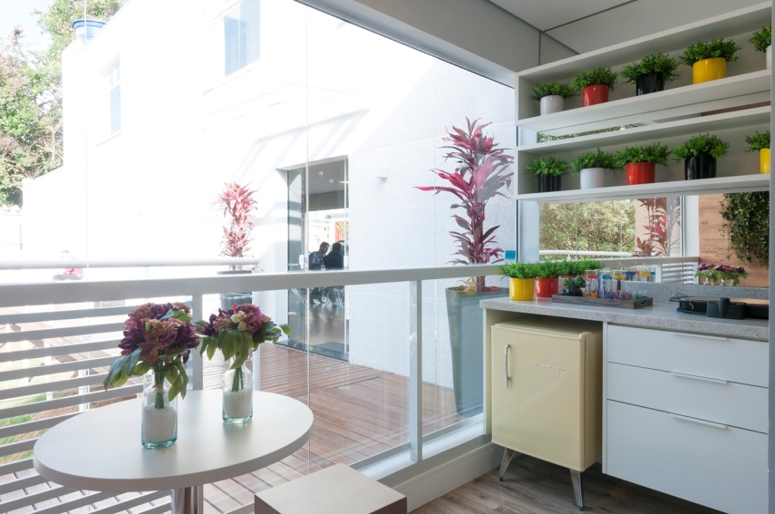 Um casal e dois filhos queria um apartamento moderno e colorido. A solução foi aproveitar o espaço reduzido com espelhos, prateleiras e iluminação estratégica. Além disso, a explosão de cores tomou conta dos detalhes, enquanto a base continuo clean.