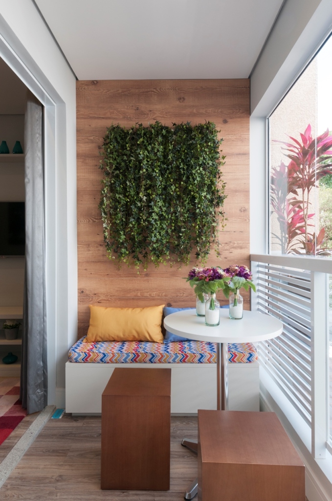 Um casal e dois filhos queria um apartamento moderno e colorido. A solução foi aproveitar o espaço reduzido com espelhos, prateleiras e iluminação estratégica. Além disso, a explosão de cores tomou conta dos detalhes, enquanto a base continuo clean.