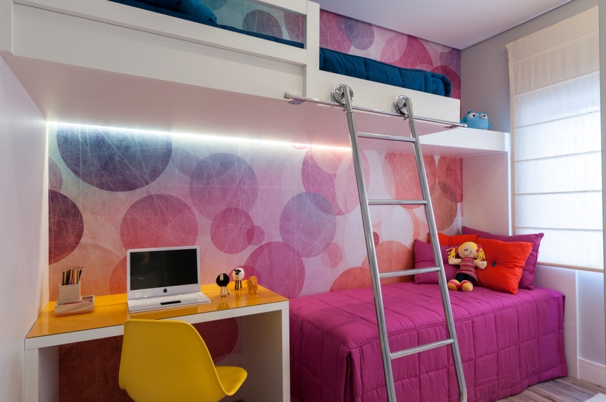Um casal e dois filhos queria um apartamento moderno e colorido. A solução foi aproveitar o espaço reduzido com espelhos, prateleiras e iluminação estratégica. Além disso, a explosão de cores tomou conta dos detalhes, enquanto a base continuo clean.