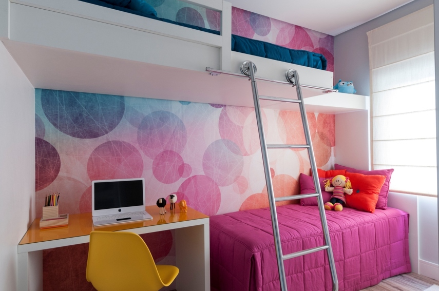 Um casal e dois filhos queria um apartamento moderno e colorido. A solução foi aproveitar o espaço reduzido com espelhos, prateleiras e iluminação estratégica. Além disso, a explosão de cores tomou conta dos detalhes, enquanto a base continuo clean.