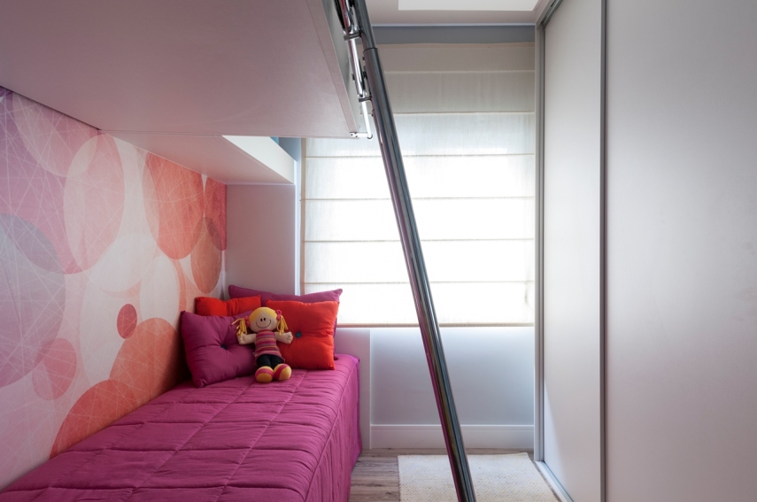 Um casal e dois filhos queria um apartamento moderno e colorido. A solução foi aproveitar o espaço reduzido com espelhos, prateleiras e iluminação estratégica. Além disso, a explosão de cores tomou conta dos detalhes, enquanto a base continuo clean.
