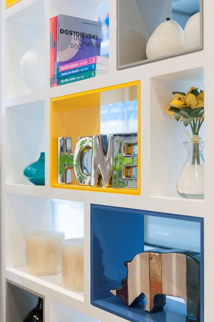 Um casal e dois filhos queria um apartamento moderno e colorido. A solução foi aproveitar o espaço reduzido com espelhos, prateleiras e iluminação estratégica. Além disso, a explosão de cores tomou conta dos detalhes, enquanto a base continuo clean.