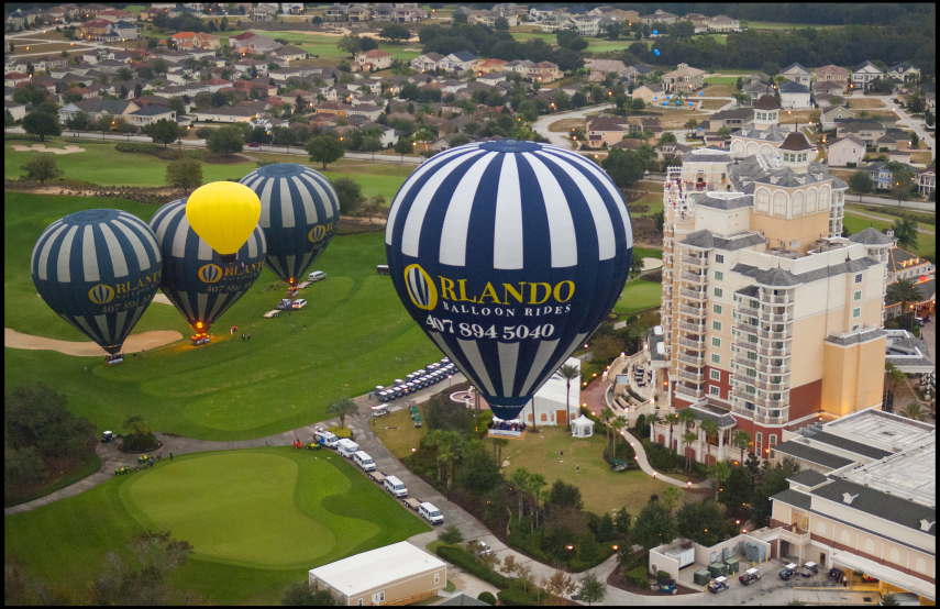 Além dos famosos parques temáticos e montanhas-russas, aventuras das mais variadas mostram aos turistas uma nova versão de Orlando. Amantes de velocidade podem passar pertinho do topo de árvores em uma tirolesa ou levantar um pouco de poeira andando de quadriciclo. Já os amantes de belas paisagens podem voar de asa delta sobre laranjais, fazer um salto duplo de paraquedas ou relaxar em um passeio em um balão.