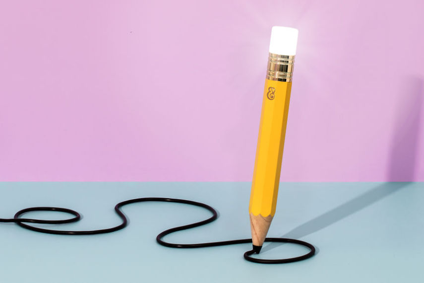 Essa luminária em formato de lápis deixa qualquer ambiente muito mais divertido