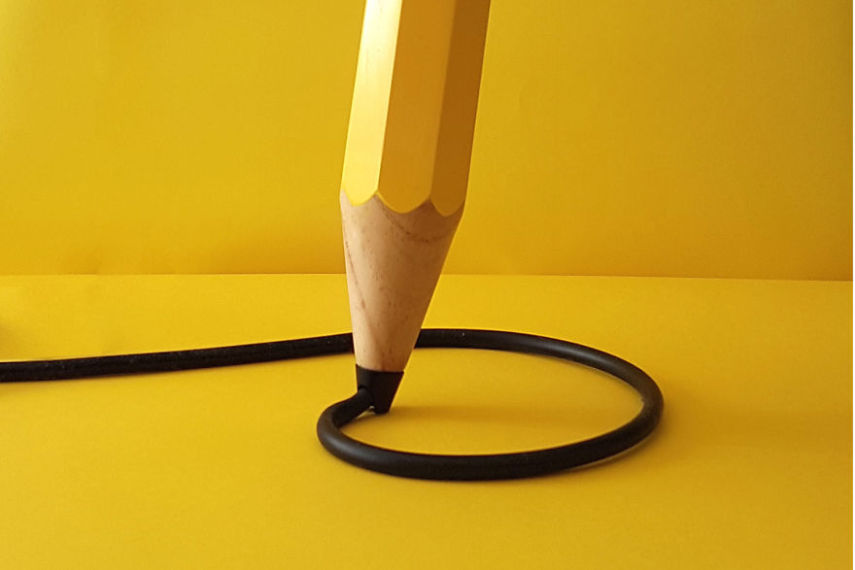 Essa luminária em formato de lápis deixa qualquer ambiente muito mais divertido