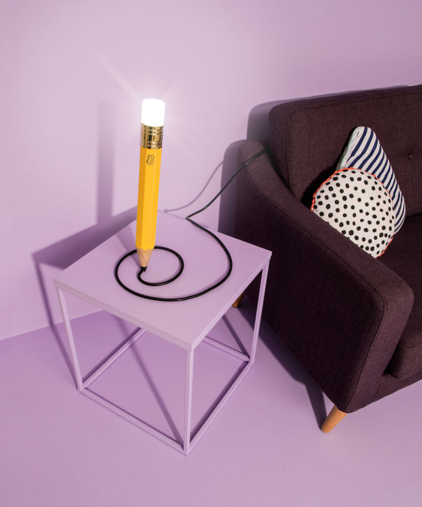 Essa luminária em formato de lápis deixa qualquer ambiente muito mais divertido