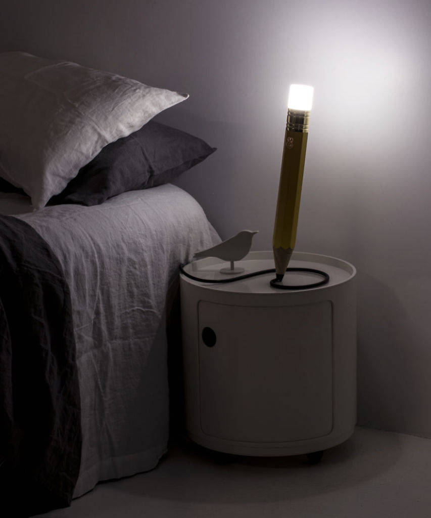 Essa luminária em formato de lápis deixa qualquer ambiente muito mais divertido