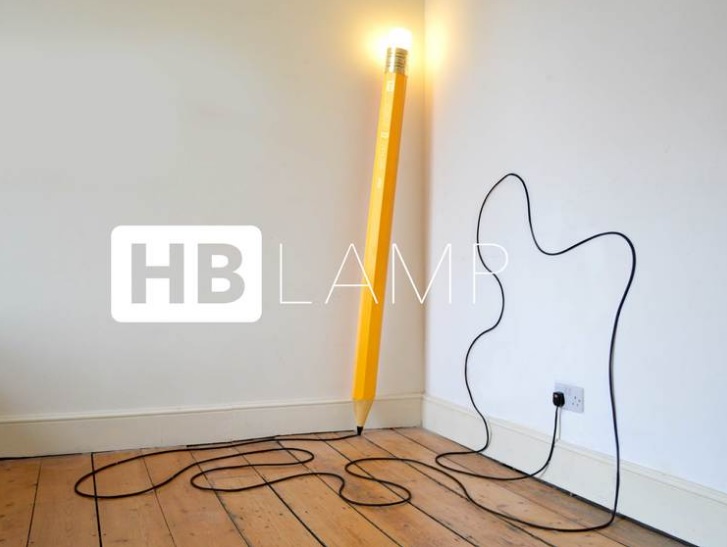 Essa luminária em formato de lápis deixa qualquer ambiente muito mais divertido