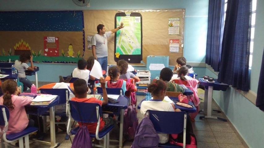 O professor conta que ele usa o interesse dos alunos com o aplicativo para ensinar sobre mapas e legendas. 