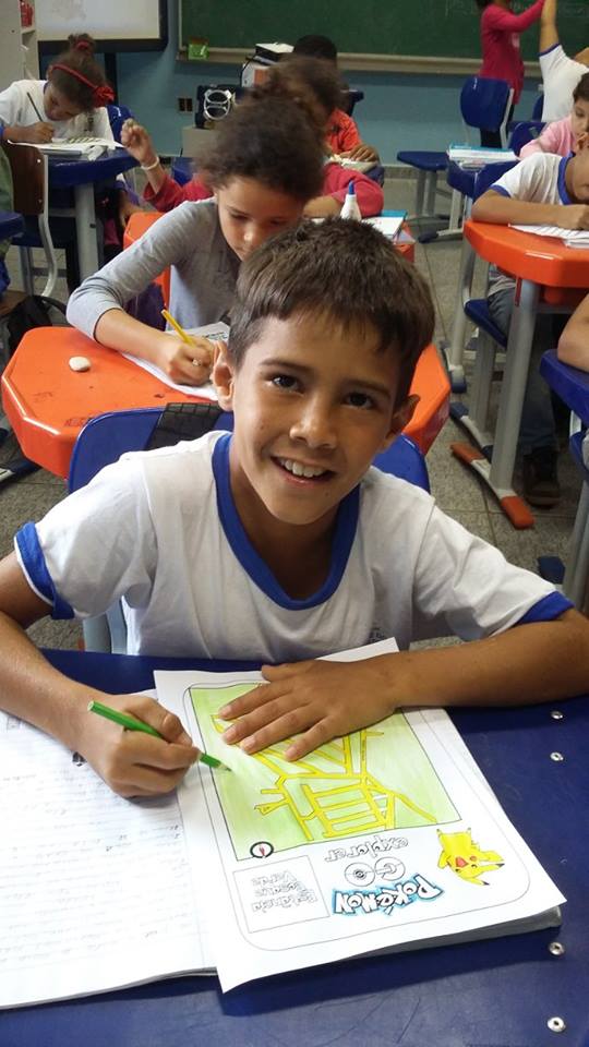 A escola não permite celular na sala de aula, mas libera nos dias da atividade do professor Leandro.